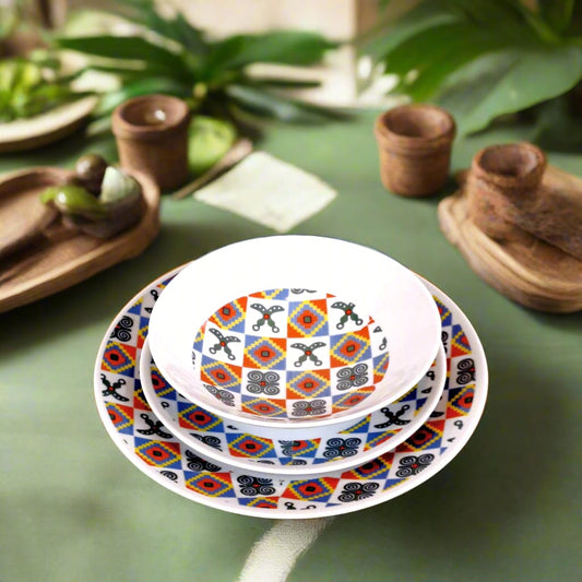 Coffret d'assiettes rondes en porcelaine fine Française fabriquées à la demande avec motif anneaux larges traditions d'afrique "Adinkra" du Ghana et de Côtes d'Ivoire dans coffret de 6 assiettes.