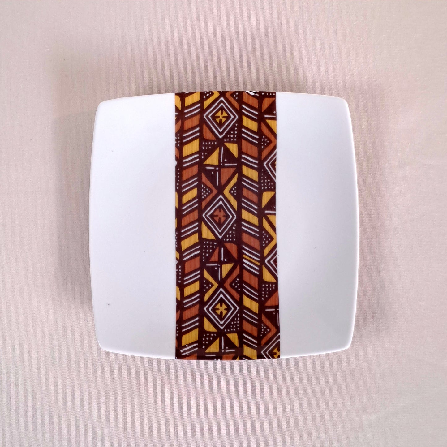 Coffret d'assiettes carrées en porcelaine fine Française fabriquées à la demande avec  motif bande Ethnique d'Afrique "Bogolan" dans coffret de 6