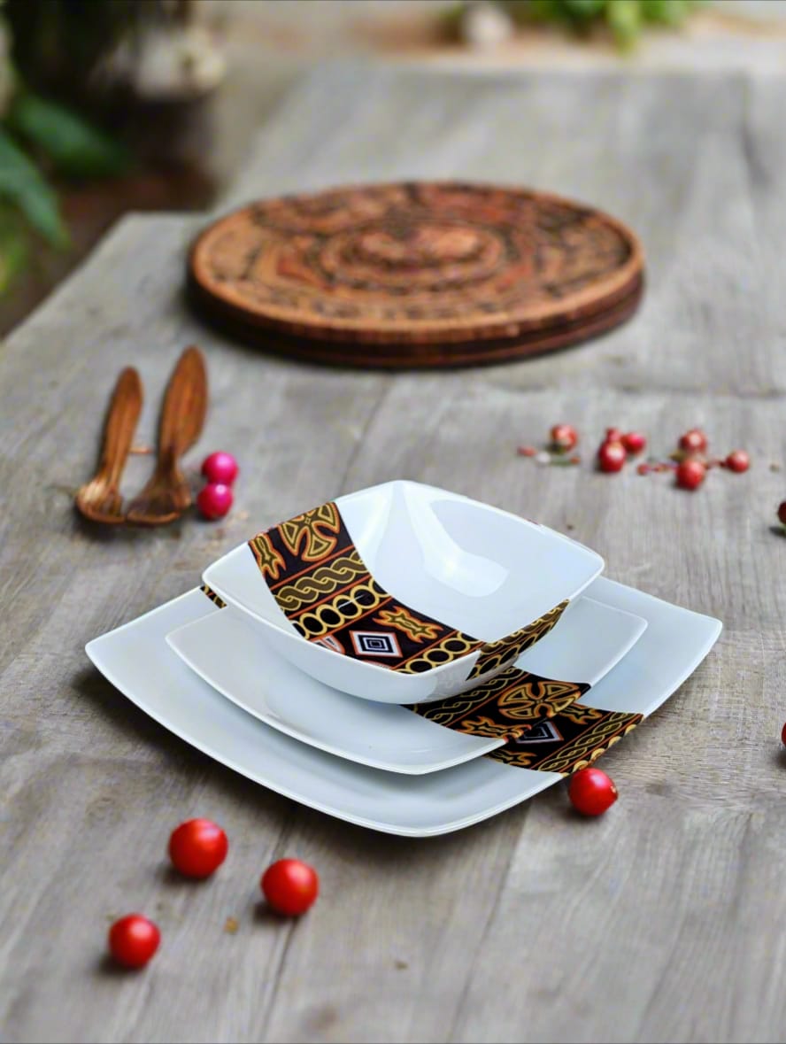 Coffret d'assiettes carrées en porcelaine fine Française fabriquées à la demande avec motif bande ethnique d'Afrique "Ndop" noir du Cameroun, présenté dans un coffret de 6 assiettes.