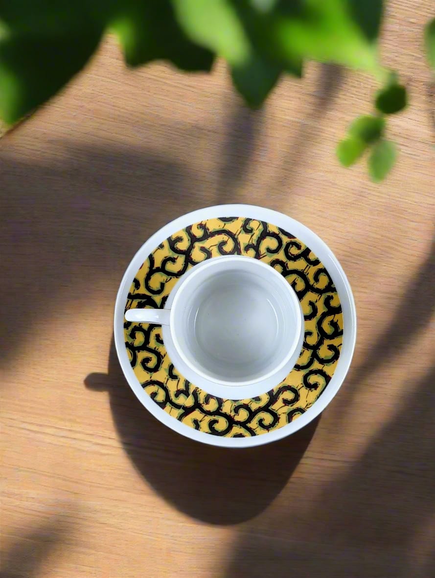 Tasse à Café en porcelaine fine Française fabriquée à la demande avec soucoupe motif africain WAX "macaroni ou Conseiller" jaune.