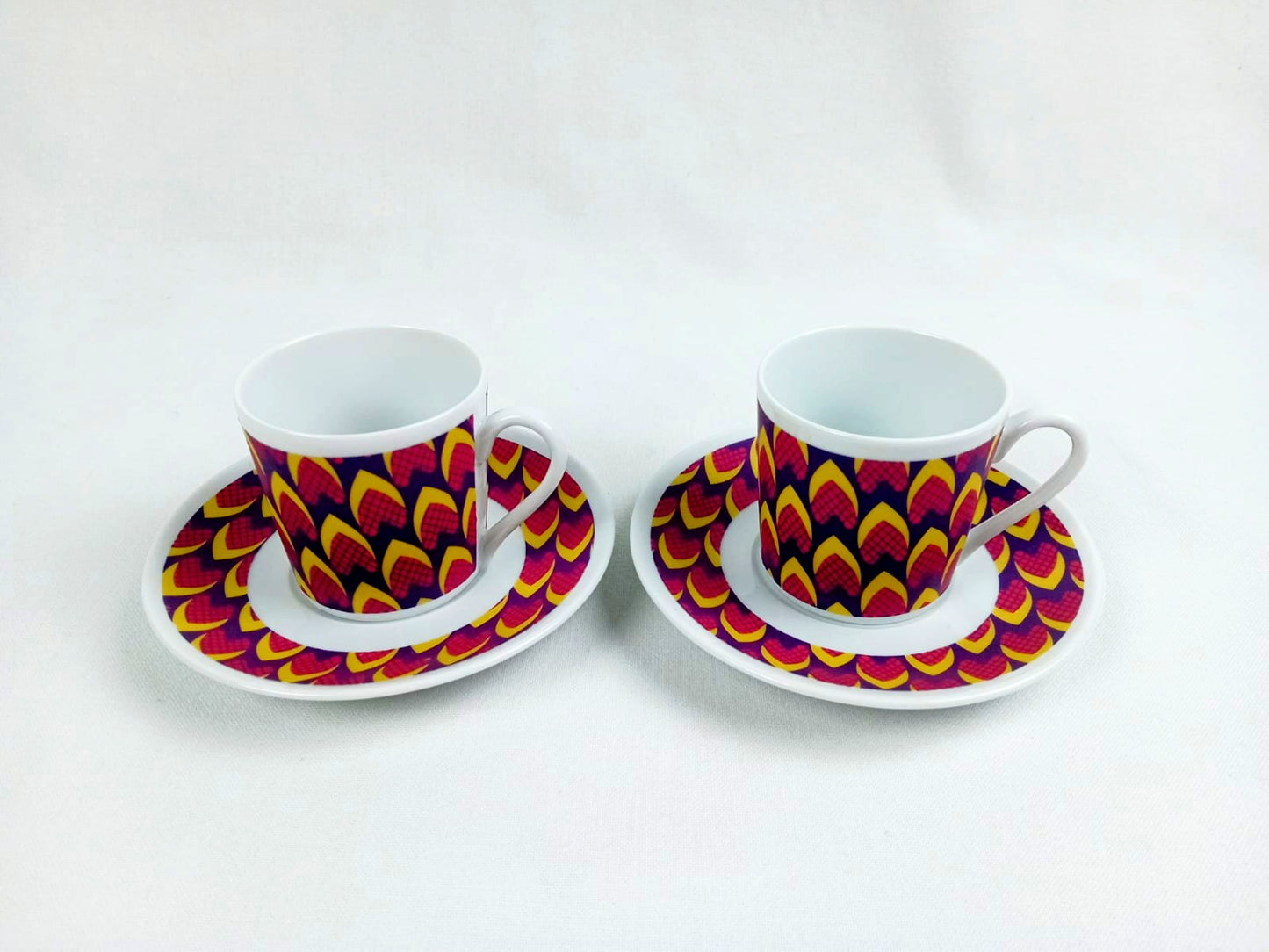 Tasse à Café avec soucoupe en porcelaine fine Française fabriquée à la demande motif plein WAX d'afrique "Ongles de Marie-Therese"