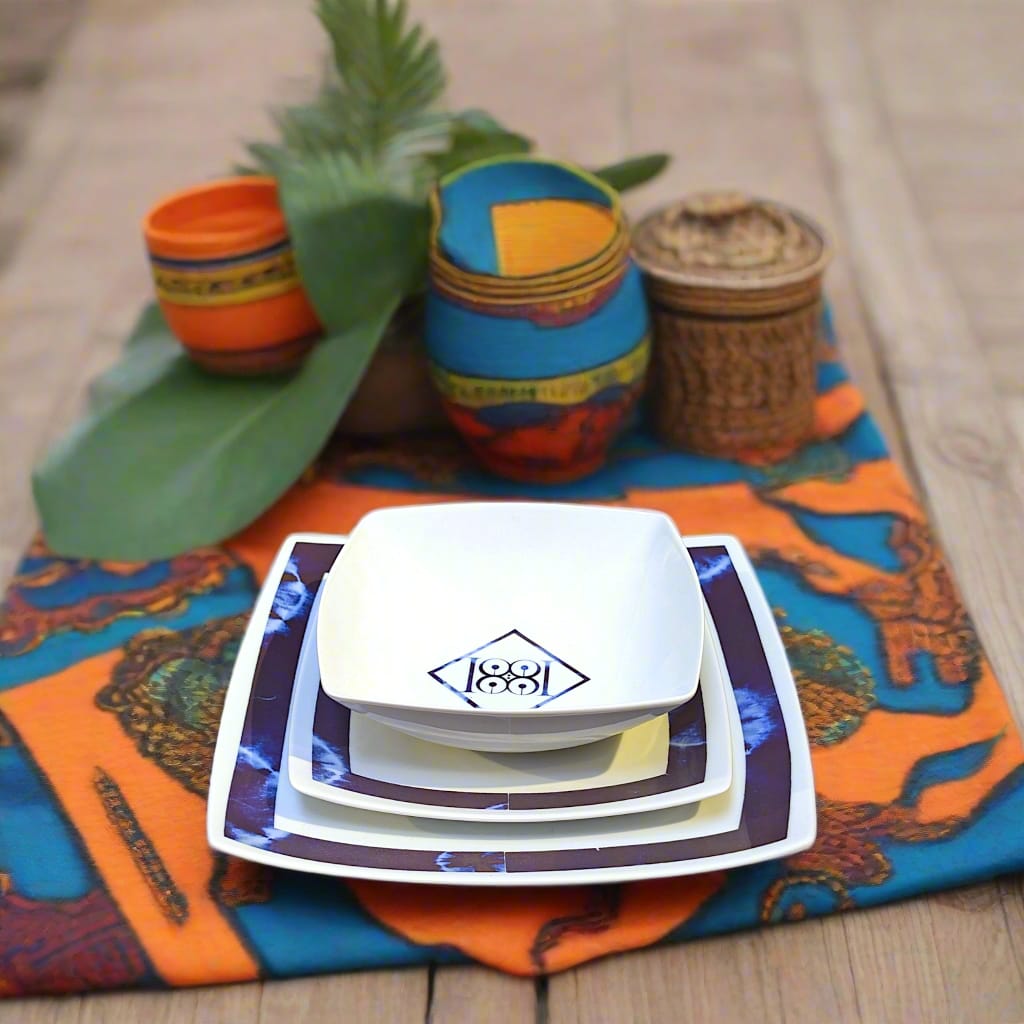 Coffret d'assiettes carrées en porcelaine fine Française fabriquées à la demande avec motif ethnique d'Afrique bleu nuit " Indigo", présenté dans un coffret de 6 assiettes