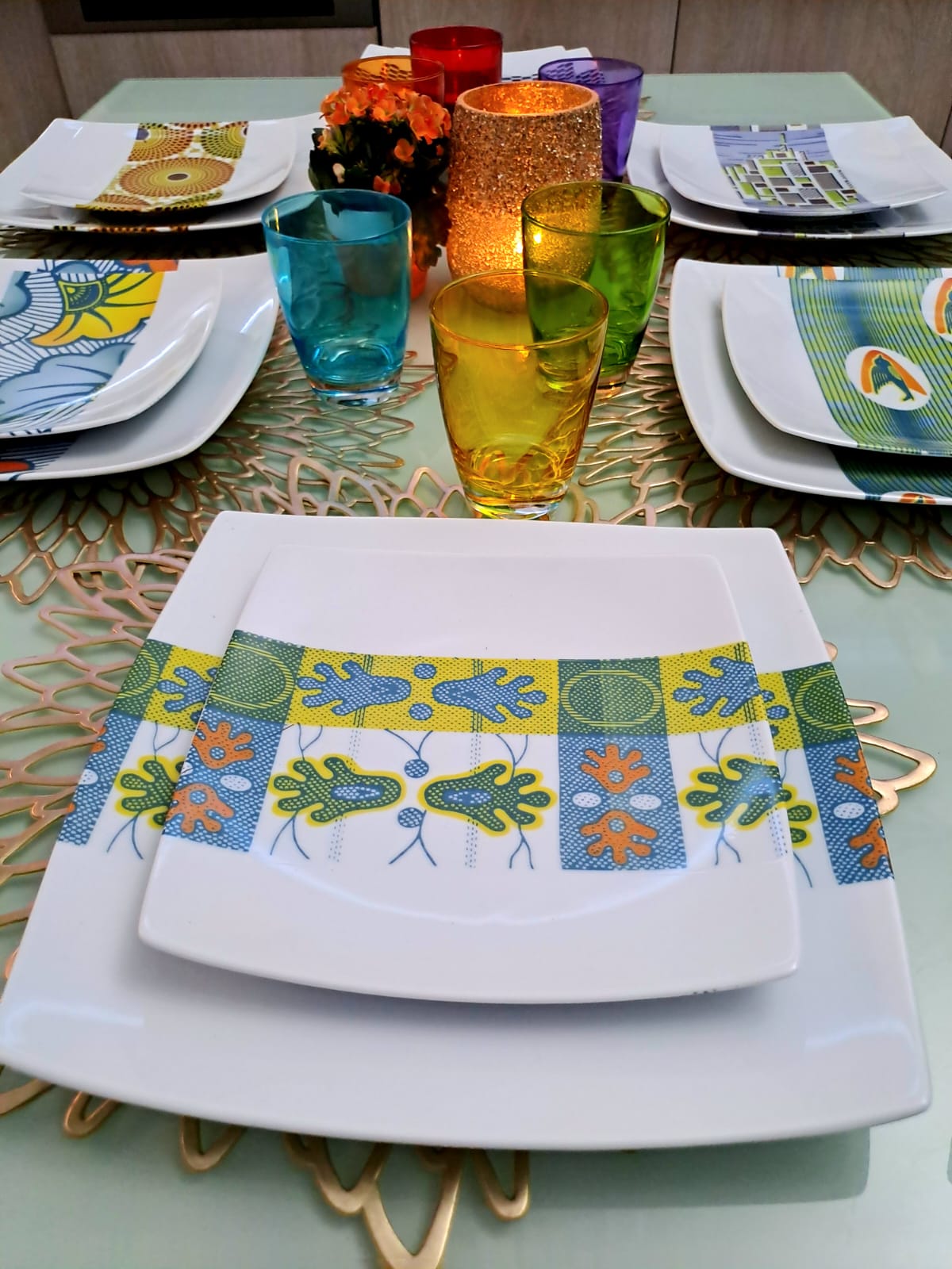 Coffret d'assiettes carrées en porcelaine fine Française fabriquées à la demande avec motif bande WAX d'afrique "Ton pied Mon pied" dans coffret de 12