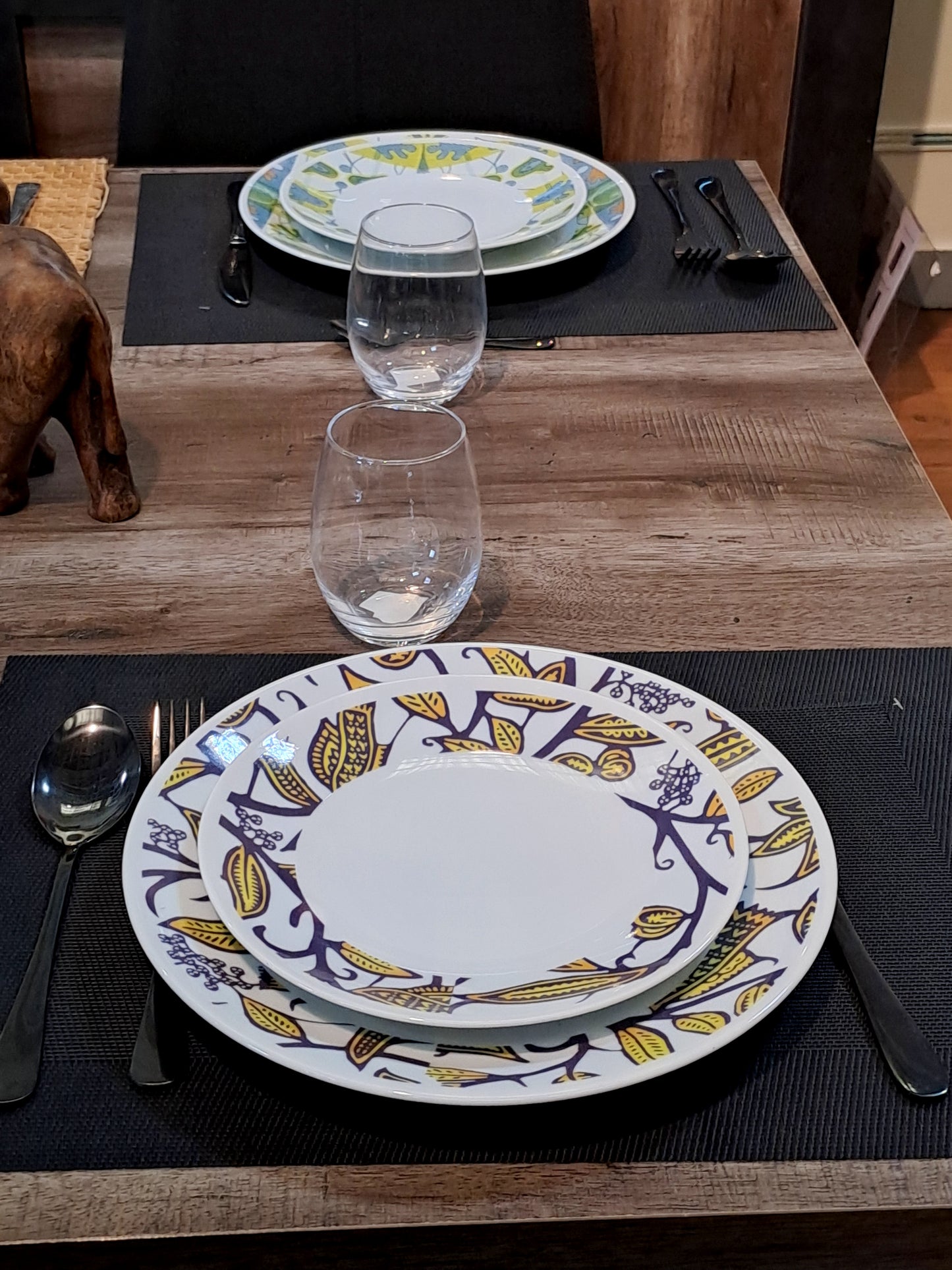 Coffret d'assiettes rondes en porcelaine fine Française fabriquées à la demande avec  motif anneaux larges WAX "Makaïva" dans coffret de 6