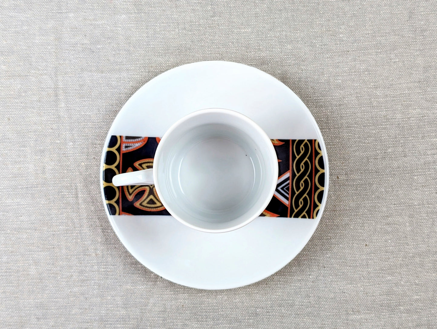 Tasse à Café en porcelaine fine Française fabriquée à la demande avec soucoupe motif bande africain "Ndop Bamoun" du Cameroun