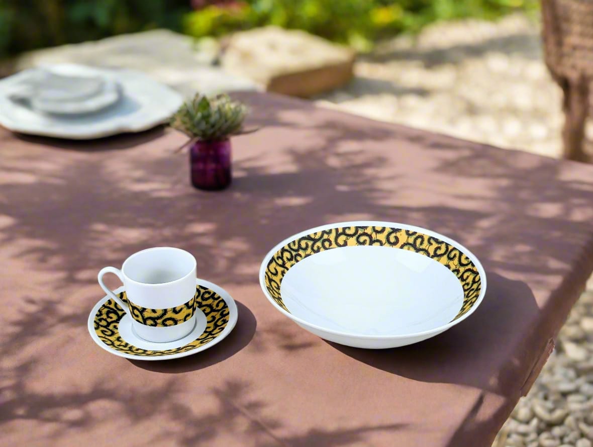 Tasse à Café en porcelaine fine Française fabriquée à la demande avec soucoupe motif africain WAX "macaroni ou Conseiller" jaune.