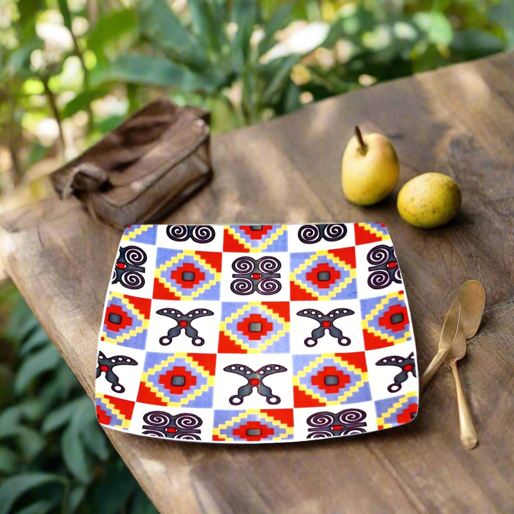 Coffret d'assiettes en porcelaine Française fabriquées à la demande avec  carrées motif plein traditions d'Afrique "Adinkra" du Ghana et de Côtes d'Ivoire dans coffret de 12