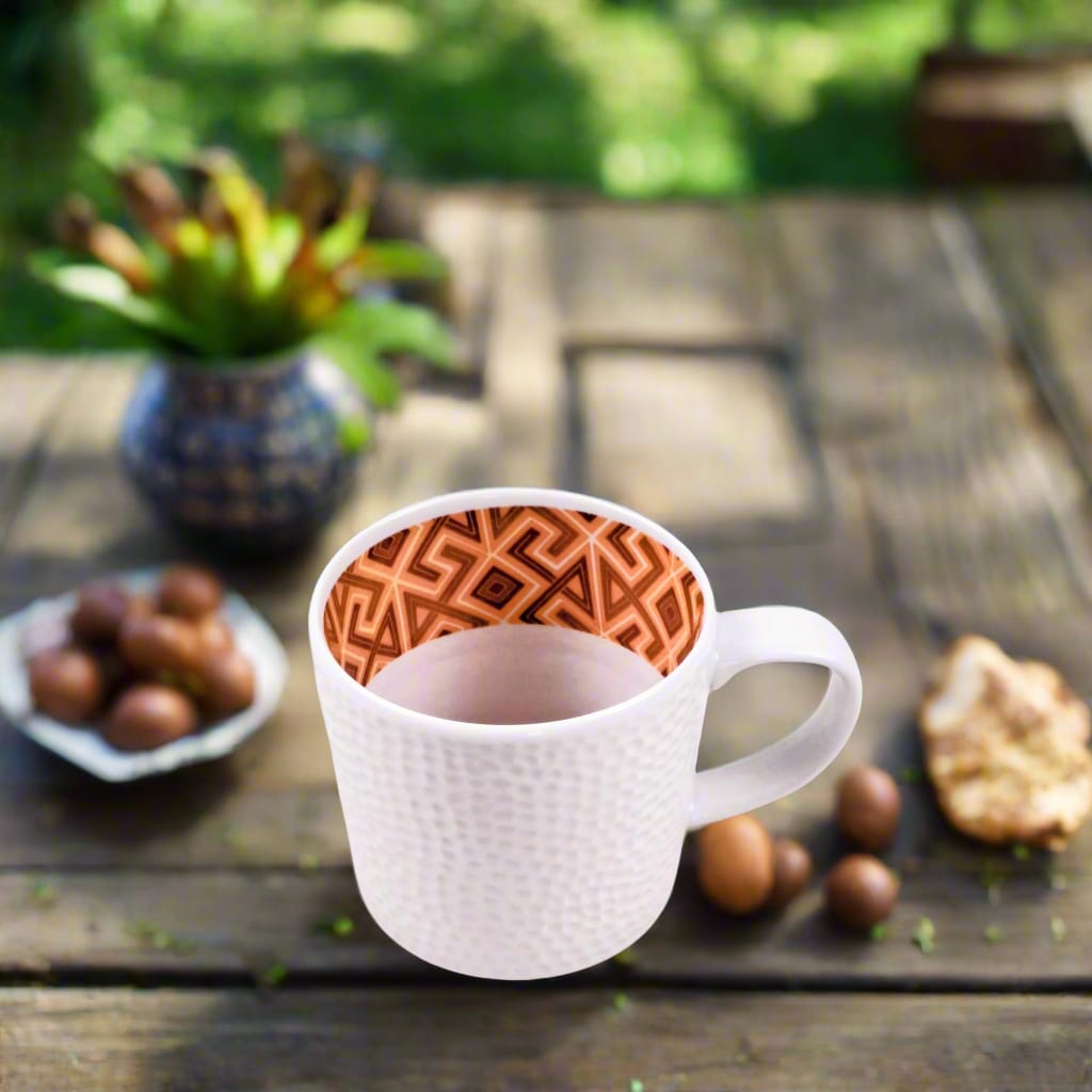 Mug grenaille à l'extérieur, motif à l'intérieur en porcelaine fine Française fabriquée à la demande avec soucoupe motif bande ethnique d'Afrique "#Ntshak (du peuple Kuba Ethnie shouwa du Congo)