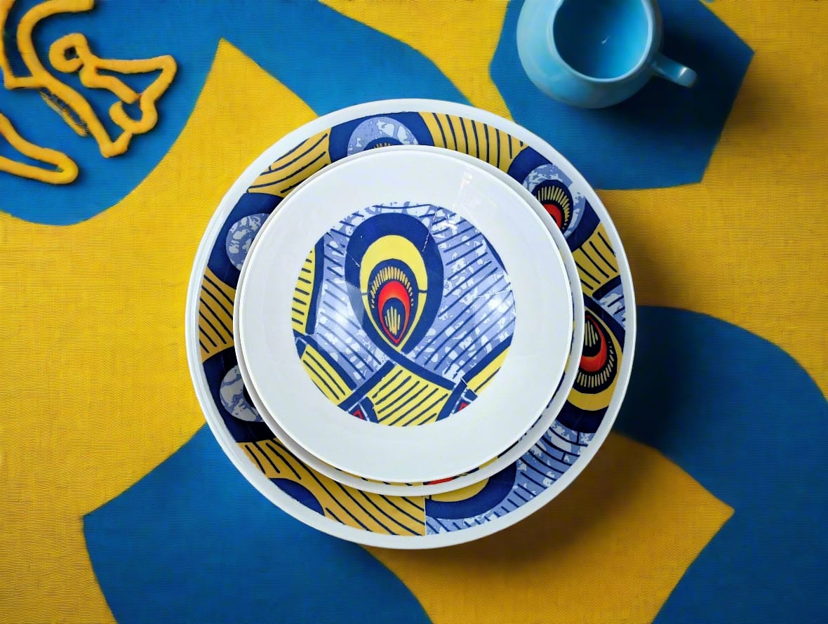 Vue zénithale : bol et assiettes rondes Nos destins entrelacés bleu et jaune sur nappe jaune et bleue