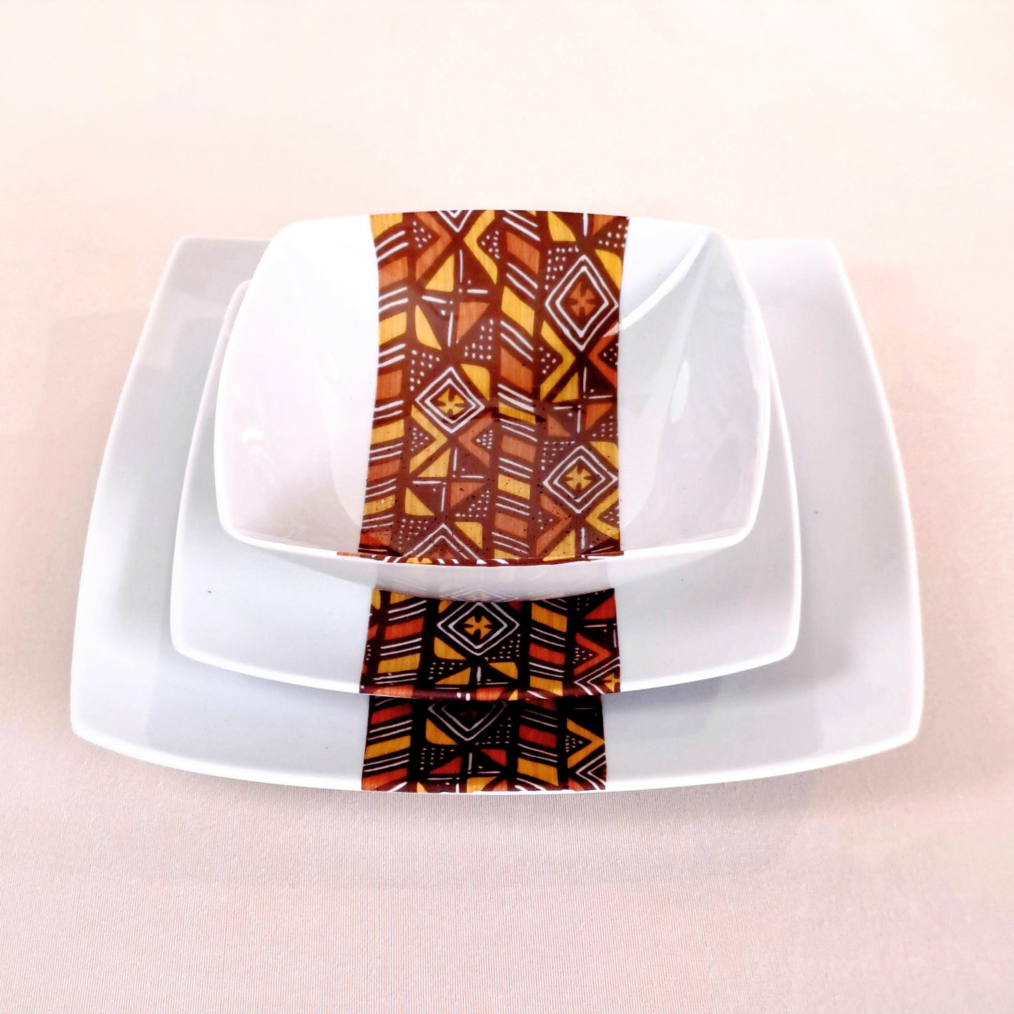 Coffret d'assiettes carrées en porcelaine fine Française fabriquées à la demande avec  motif bande Ethnique d'Afrique "Bogolan" dans coffret de 6