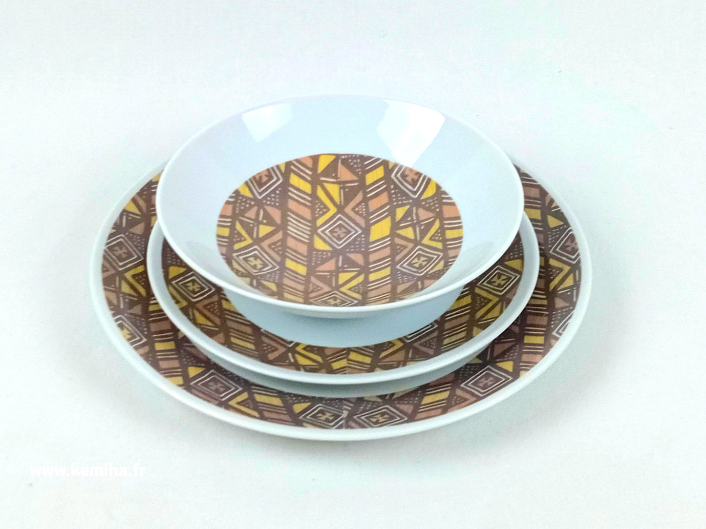 Coffret d'assiettes rondes en porcelaine fine Française fabriquées à la demande avec  motif anneaux larges Ethnique d'Afrique "Bogolan" dans coffret de 6