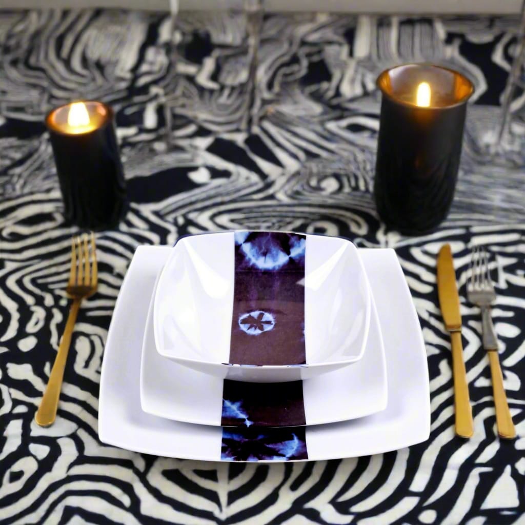 Coffret d'assiettes carrées en porcelaine fine Française fabriquées à la demande avec motif bande ethnique d'Afrique "Indigo bleu et noir" , présenté dans un coffret de 6 assiettes.