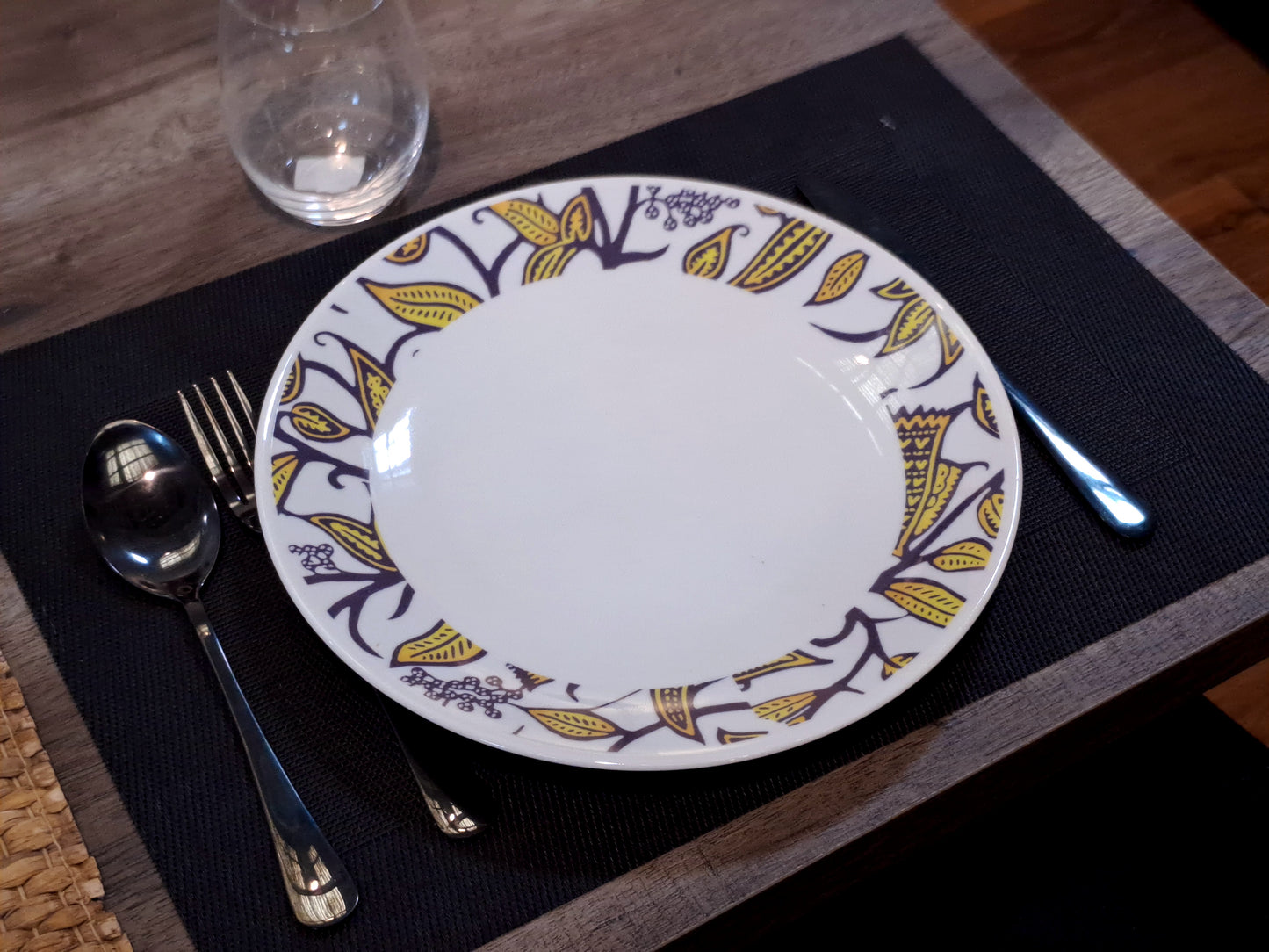Coffret d'assiettes rondes en porcelaine fine Française fabriquées à la demande avec  motif anneaux larges WAX "Makaïva" dans coffret de 6