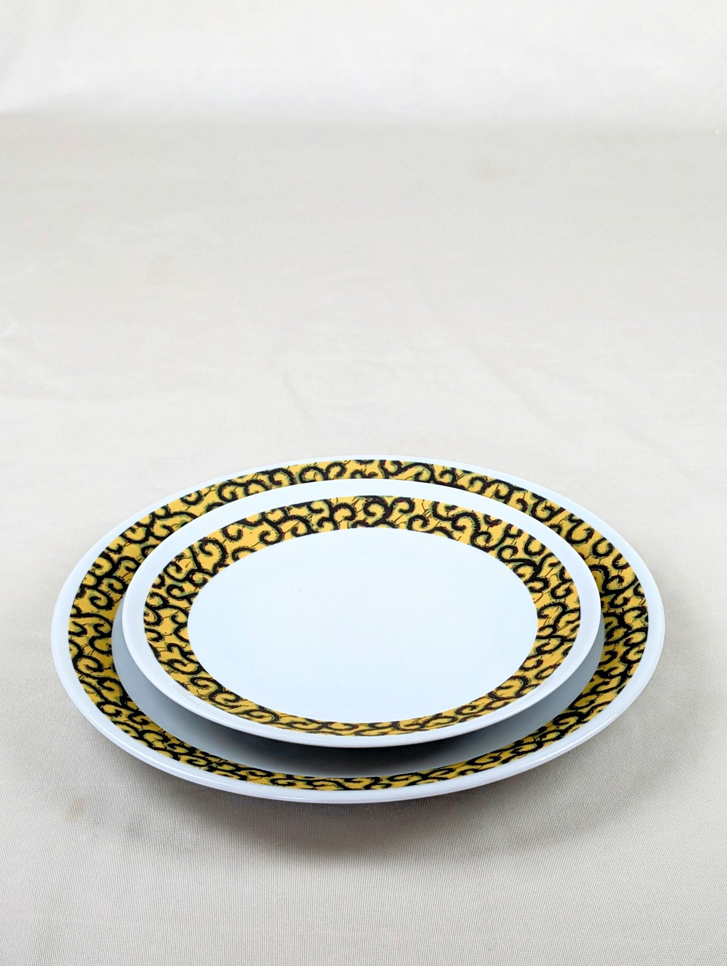 Coffret d'assiettes rondes en porcelaine fine Française fabriquées à la demande avec motif anneaux fins WAX d'afrique "Macaroni ou Conseiller" jaune dans coffret de 6 assiettes.