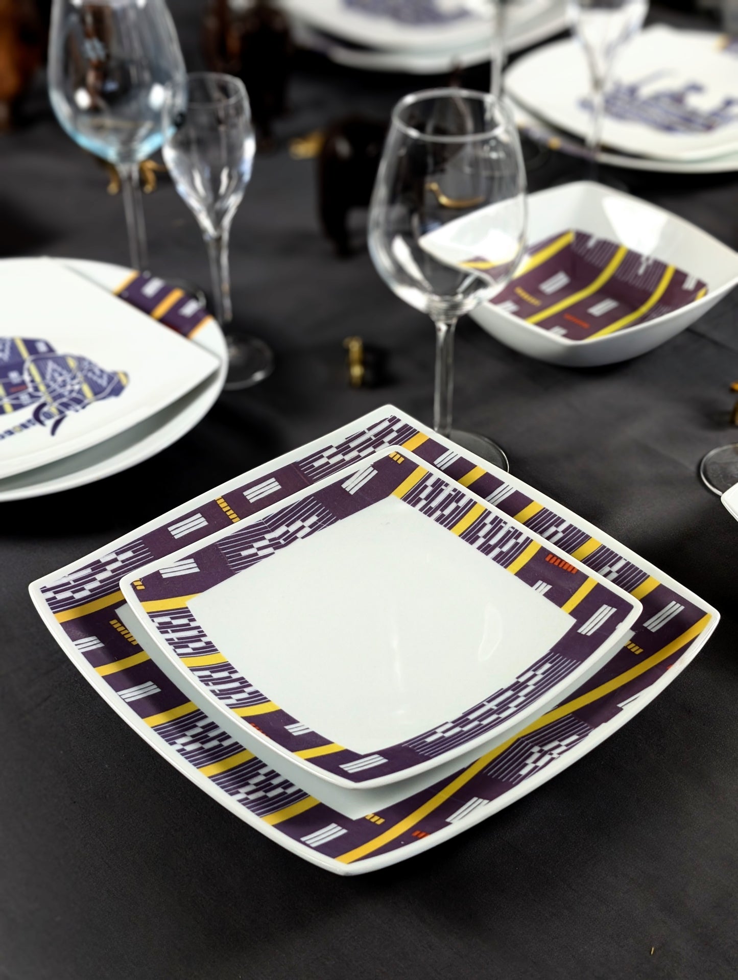 Coffret d'assiettes carrées en porcelaine fine Française fabriquées à la demande avec motif bande Ethnique d'Afrique "Baoulé" de Côte d'Ivoire dans coffret de 6 assiettes