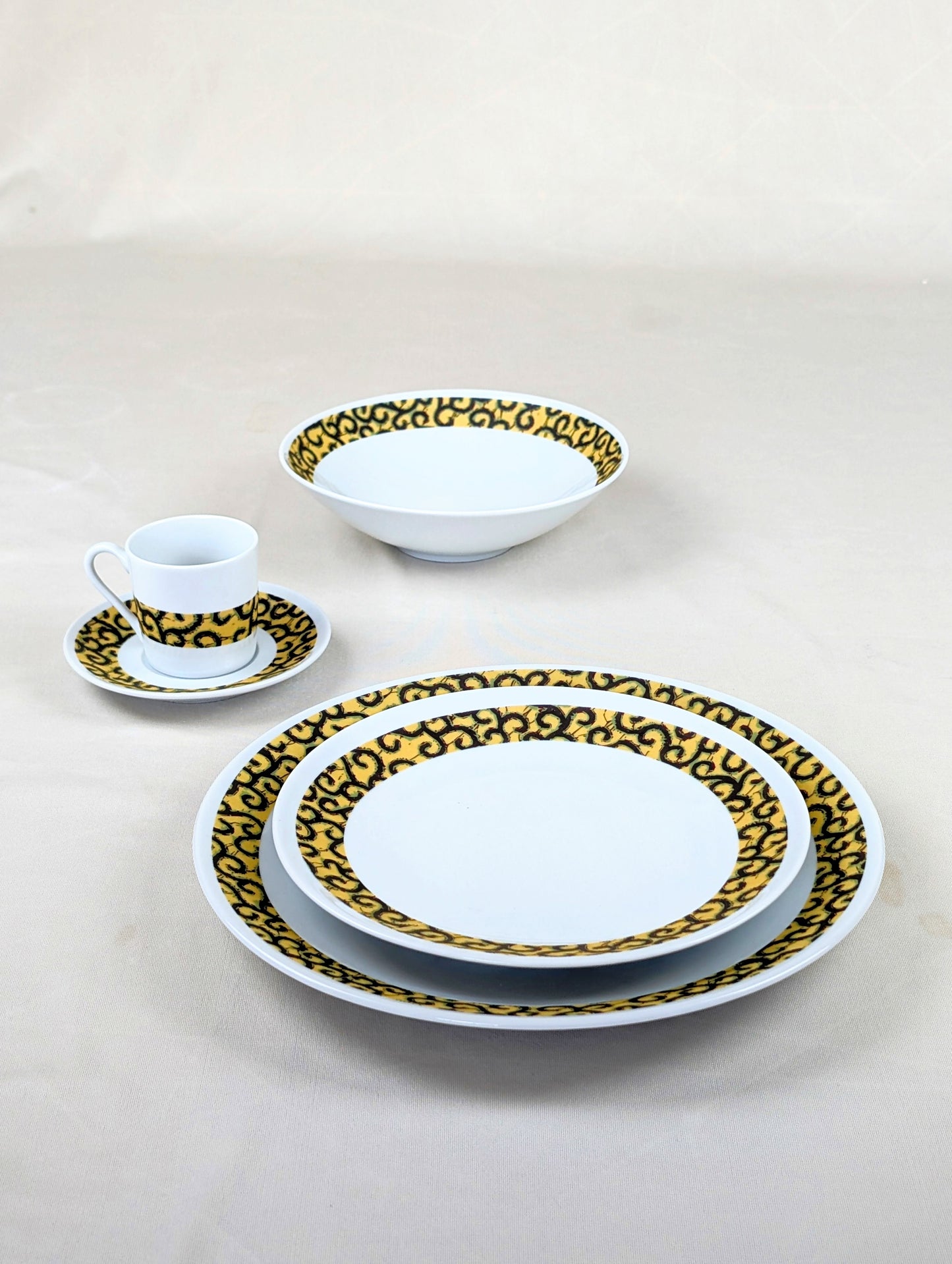 Coffret d'assiettes rondes en porcelaine fine Française fabriquées à la demande avec motif anneaux fins WAX d'afrique "Macaroni ou Conseiller" jaune dans coffret de 6 assiettes.
