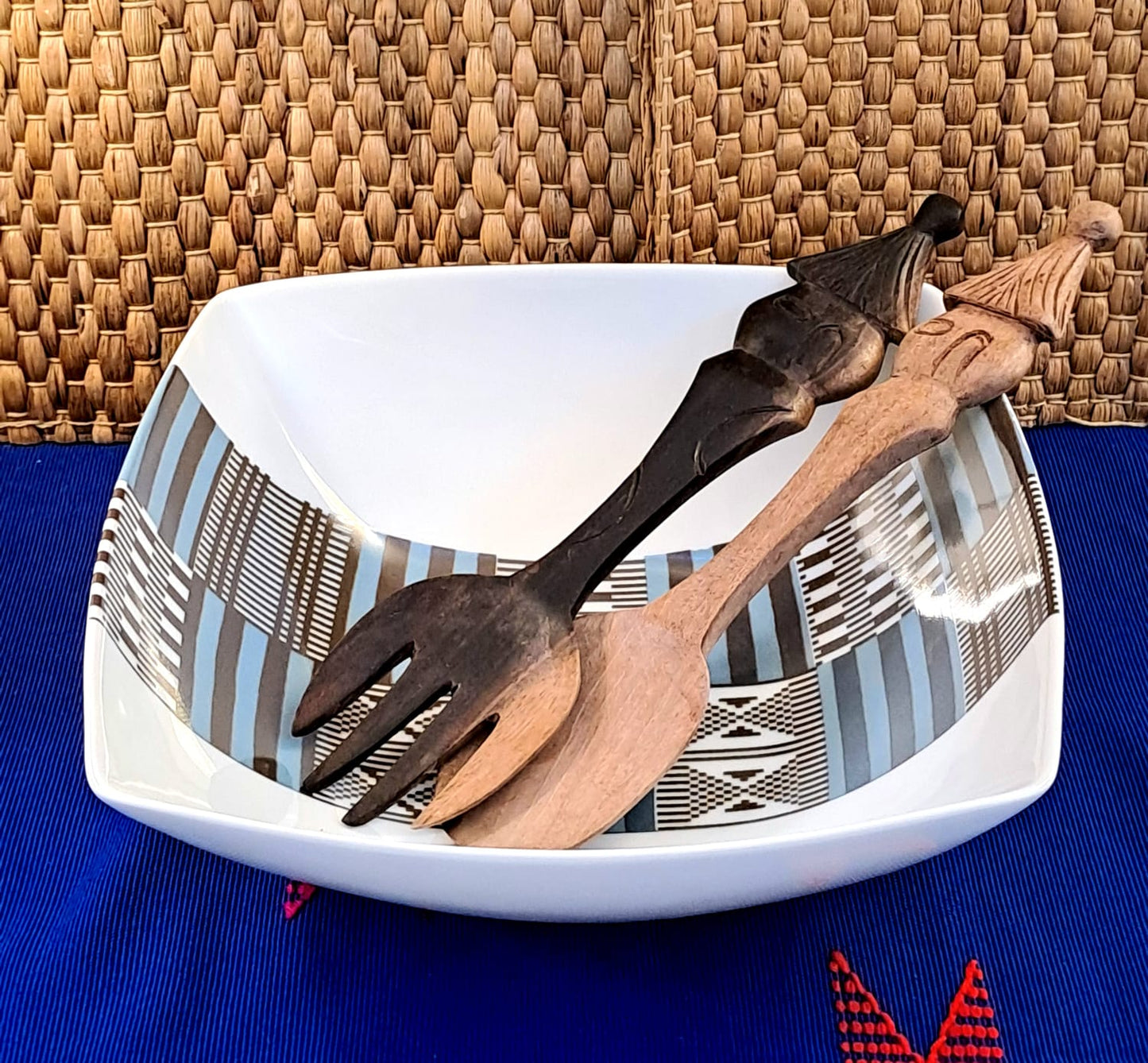 Saladier en porcelaine fine Française fabriqué à la demande motif bande Ethnique d'Afrique "Kanta" bleu du Niger dans coffret