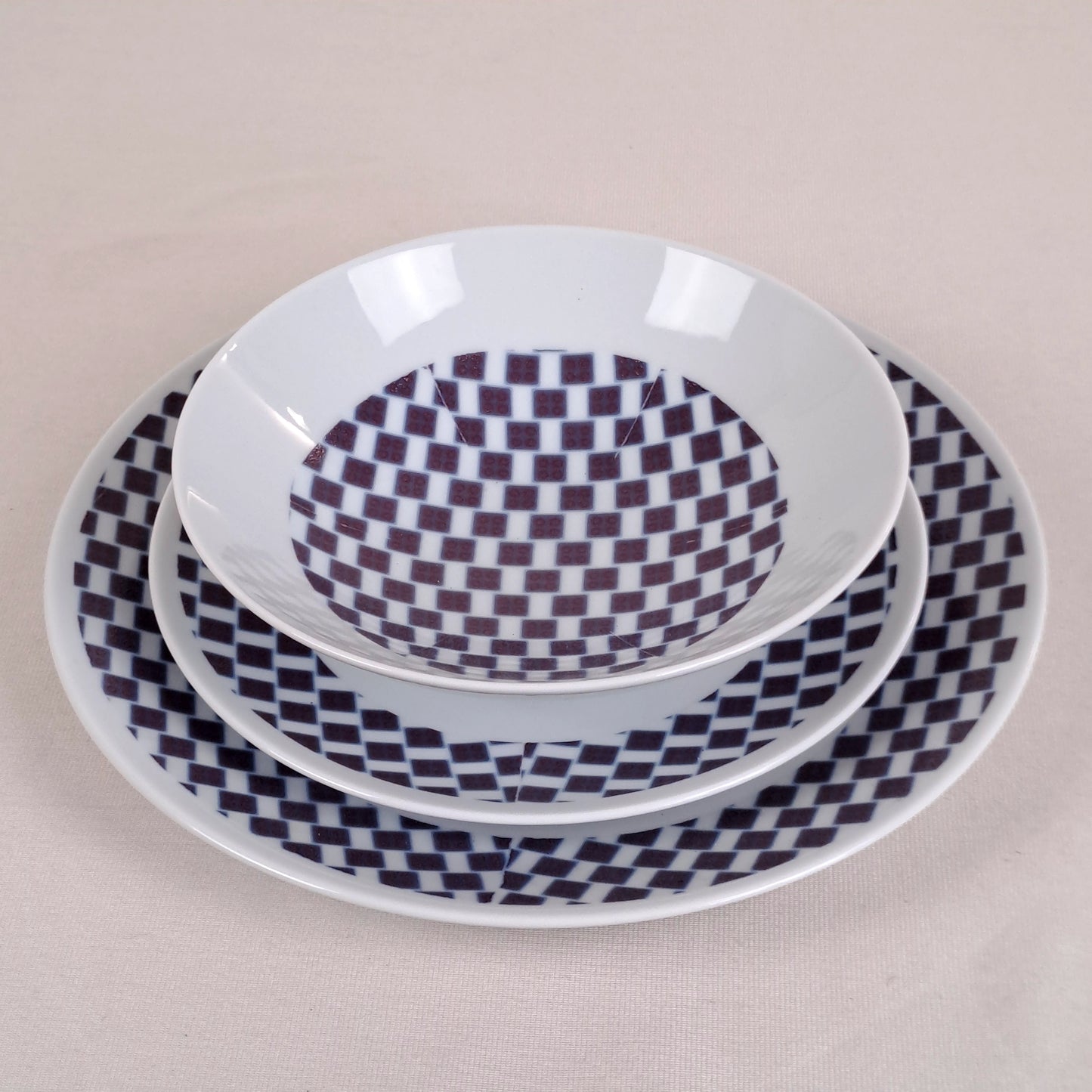 Coffret d'assiettes rondes en porcelaine fine Française fabriquées à la demande avec  motif anneaux larges WAX d'afrique "Ludo Kouin" dans coffret de 6
