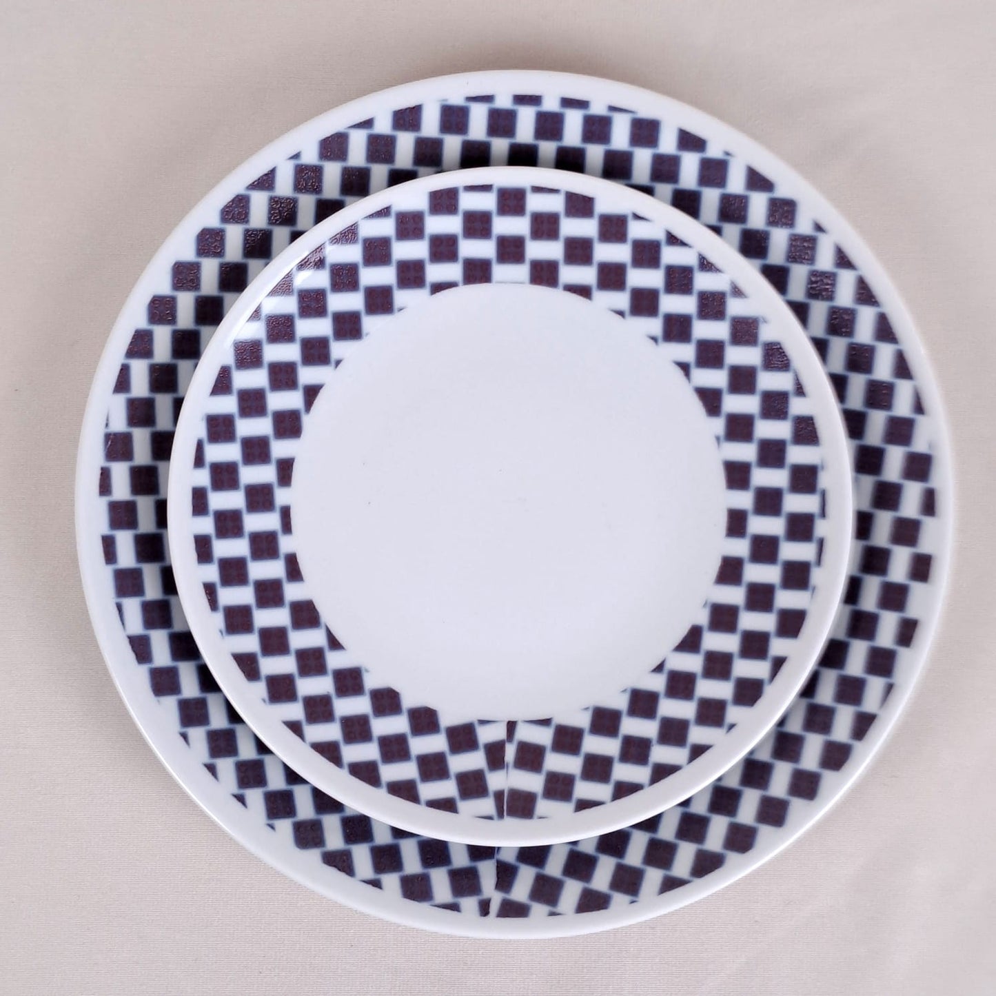 Coffret d'assiettes rondes en porcelaine fine Française fabriquées à la demande avec  motif anneaux larges WAX d'afrique "Ludo Kouin" dans coffret de 6