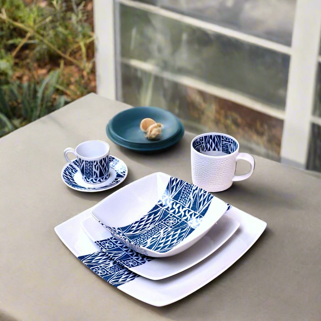 Coffret d'assiettes carrées en porcelaine fine Française fabriquées à la demande avec motif bande ethnique d'Afrique "Ndop" bleu du Cameroun, présenté dans un coffret de 6 assiettes.