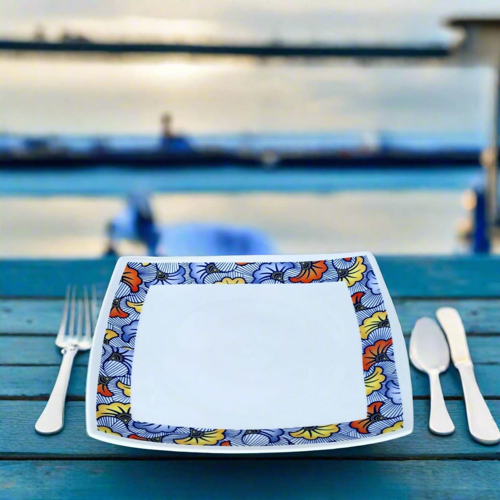 Coffret d'assiettes en porcelaine fine Française fabriquées à la demande avec motif anneau combiné WAX d'afrique "Fleurs de Mariage" bleu dans coffrets de 12