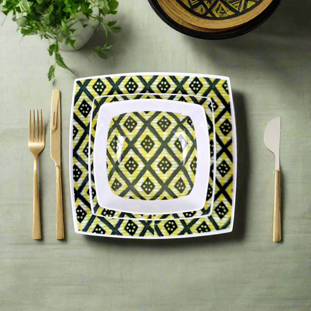 Coffret d'assiettes carrées en porcelaine fine Française fabriquées à la demande avec motif bande yoruba d'Afrique "Ibukunoluwa"   dans coffret cadeau de 6 assiettes.