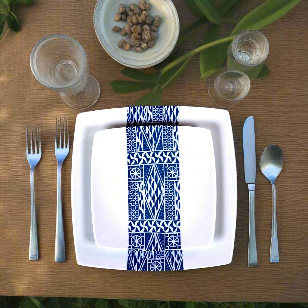 Coffret d'assiettes carrées en porcelaine fine Française fabriquées à la demande avec motif bande ethnique d'Afrique "Ndop" bleu du Cameroun, présenté dans un coffret de 6 assiettes.