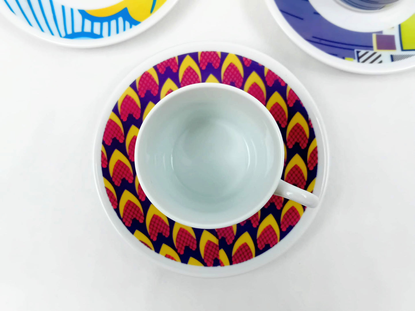 Tasse à Café avec soucoupe en porcelaine fine Française fabriquée à la demande motif plein WAX d'afrique "Ongles de Marie-Therese"