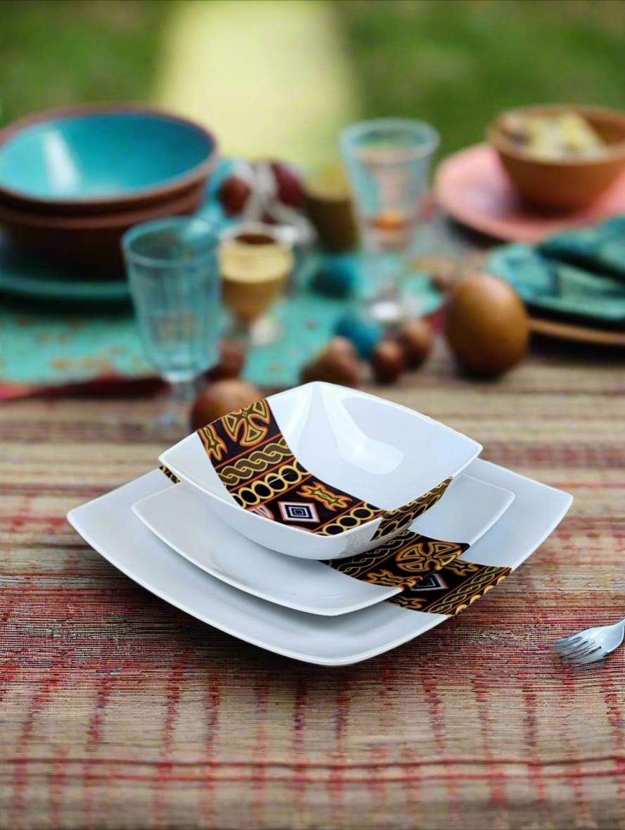 Coffret d'assiettes carrées en porcelaine fine Française fabriquées à la demande avec motif bande ethnique d'Afrique "Ndop" noir du Cameroun, présenté dans un coffret de 6 assiettes.