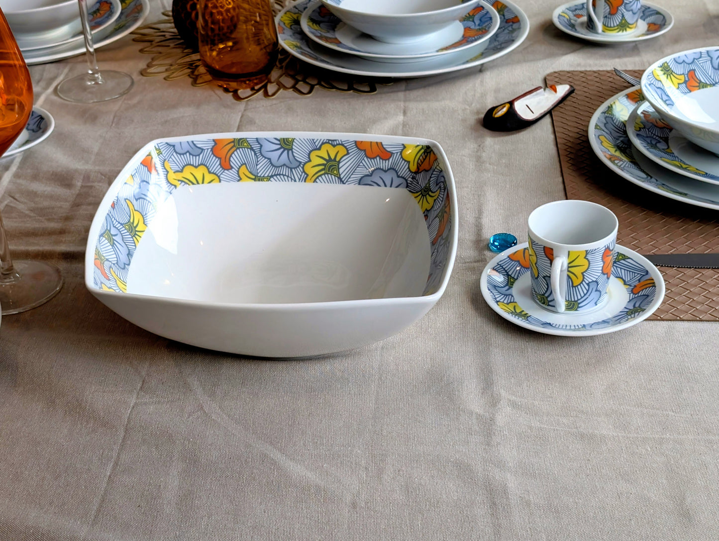Saladier en porcelaine Française motif anneaux wax d'Afrique "Fleurs de Mariage" dans coffret