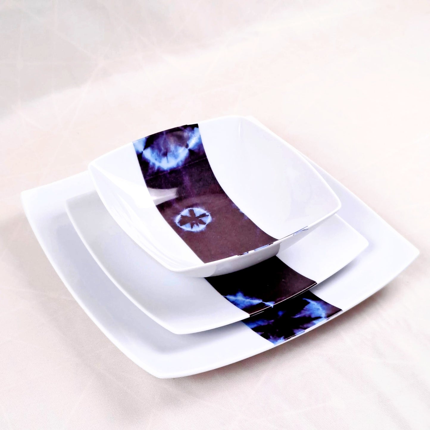 Coffret d'assiettes carrées en porcelaine fine Française fabriquées à la demande avec motif bande ethnique d'Afrique "Indigo bleu et noir" , présenté dans un coffret de 6 assiettes.