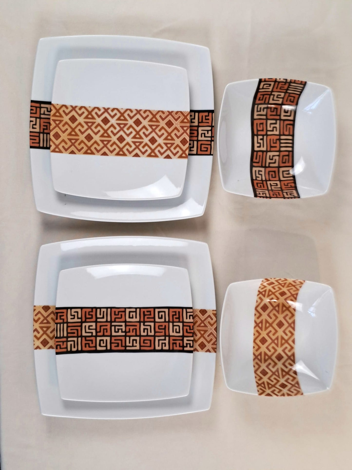 Coffret d'assiettes carrées en porcelaine fine Française fabriquées à la demande avec motif bande ethnique d'Afrique "#Ntshak (#N’tshak) du peuple Kuba ethnie shoowa du Congo, présenté dans un coffret de 6 assiettes.