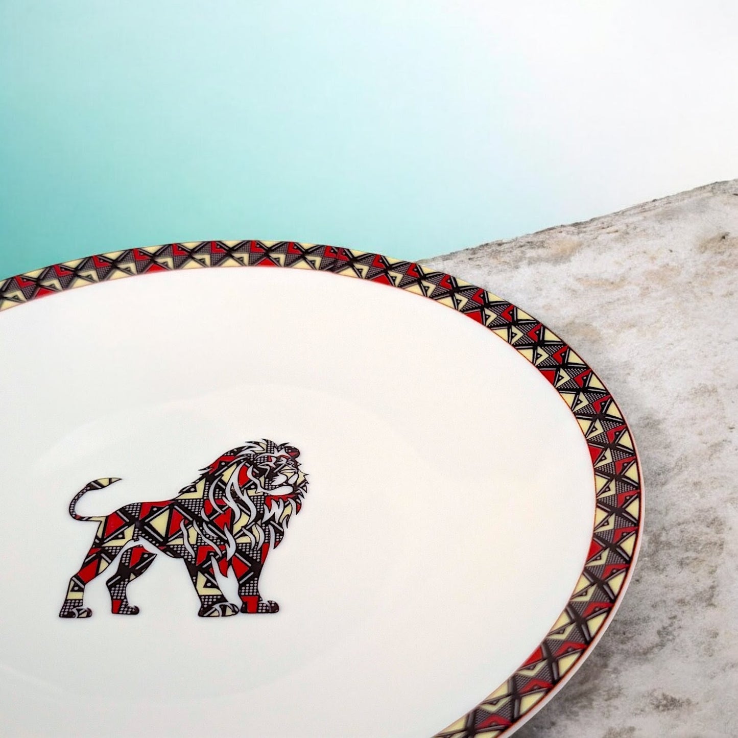 Coffret d'assiettes rondes en porcelaine fine Française avec  motif anneaux fins Ethnique bogolan détaillé avec "lion" de Côte d'ivoire (6 assiettes)