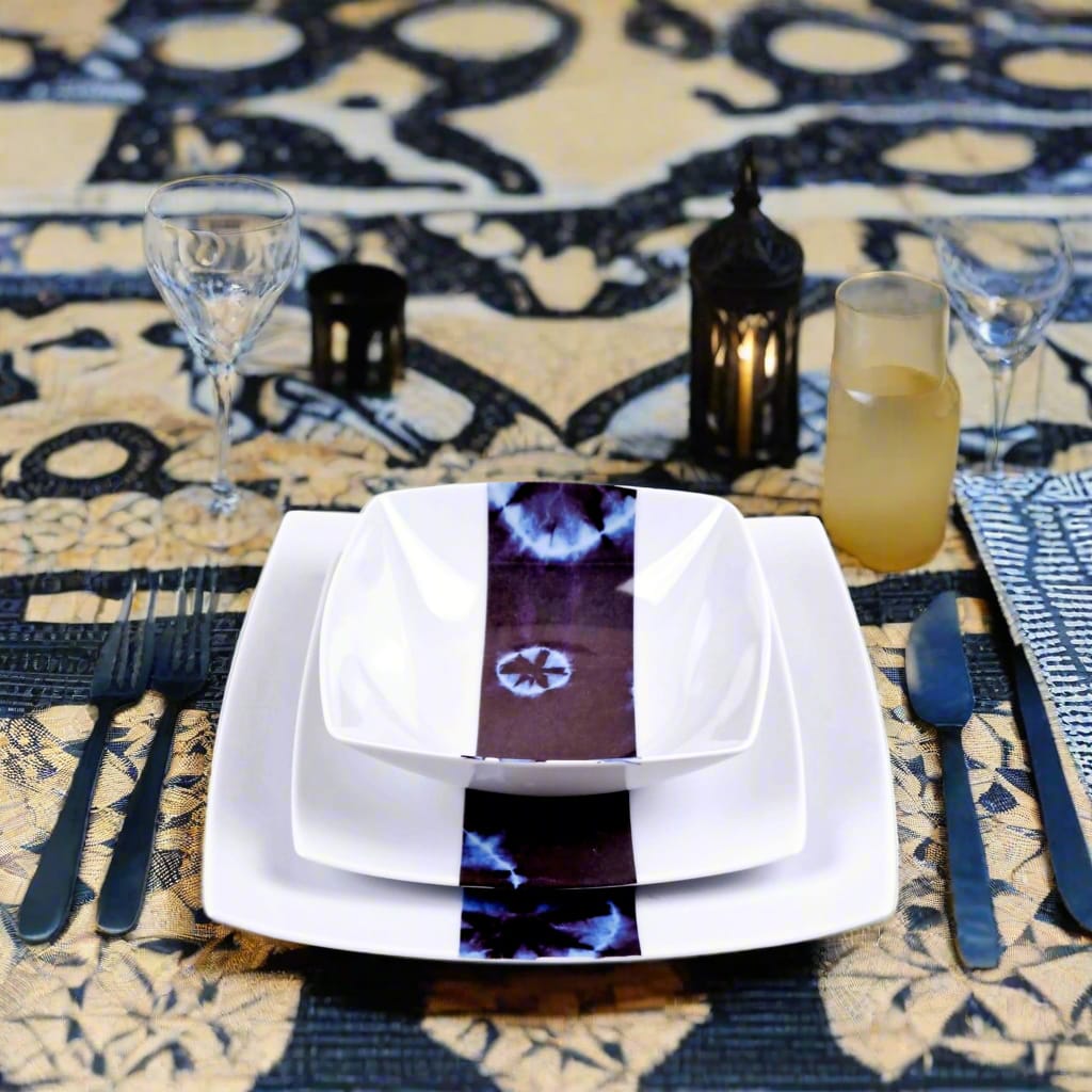 Coffret d'assiettes carrées en porcelaine fine Française fabriquées à la demande avec motif bande ethnique d'Afrique "Indigo bleu et noir" , présenté dans un coffret de 6 assiettes.
