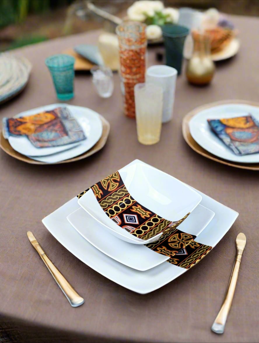 Coffret d'assiettes carrées en porcelaine fine Française fabriquées à la demande avec motif bande ethnique d'Afrique "Ndop" noir du Cameroun, présenté dans un coffret de 6 assiettes.