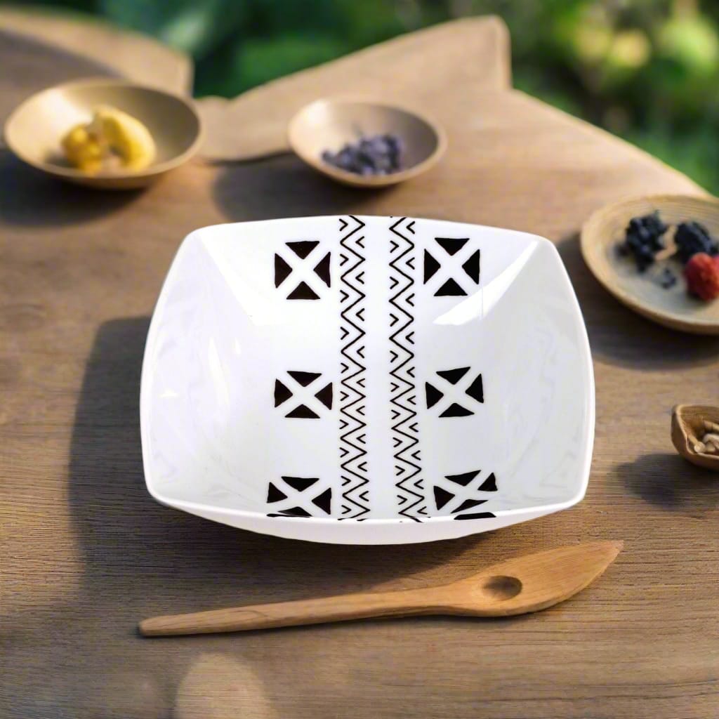 Coffret d'assiettes carrées en porcelaine fine Française fabriquées à la demande avec motif bande ethnique d'Afrique "#kente ou Kita du Ghana et Togo, présenté dans un coffret de 6 assiettes.