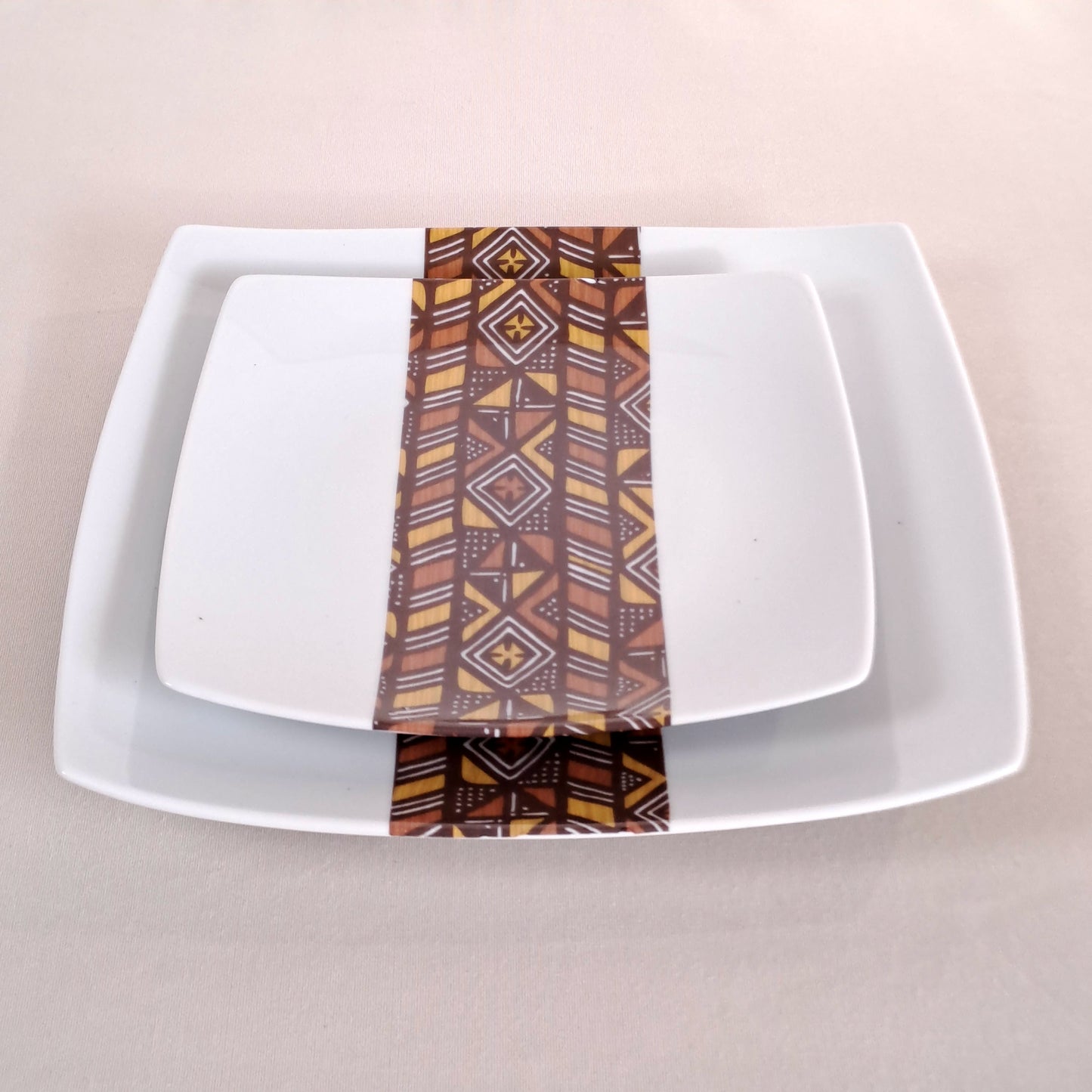 Coffret d'assiettes carrées en porcelaine fine Française fabriquées à la demande avec  motif bande Ethnique d'Afrique "Bogolan" dans coffret de 6