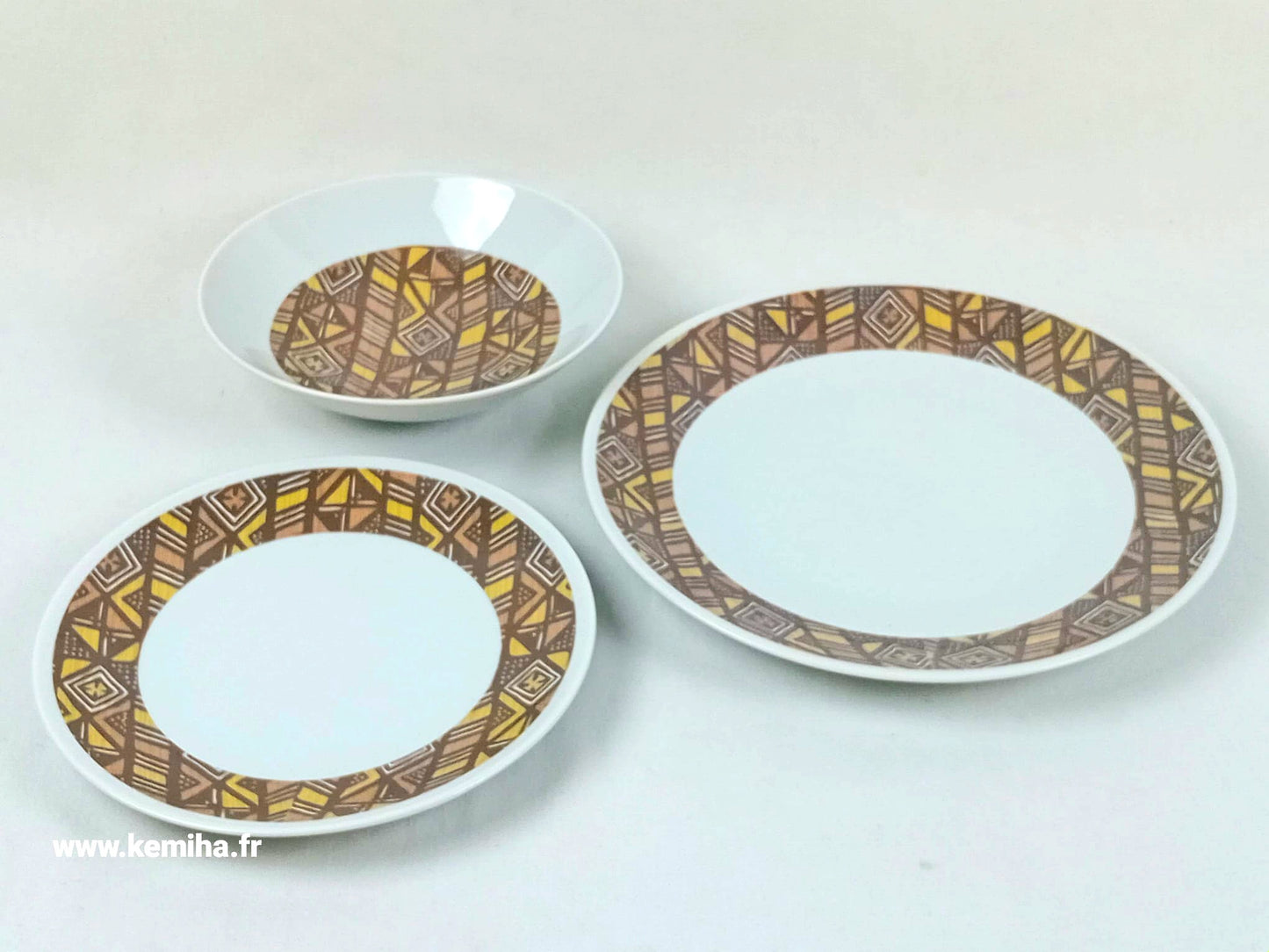 Coffret d'assiettes rondes en porcelaine fine Française fabriquées à la demande avec  motif anneaux larges Ethnique d'Afrique "Bogolan" dans coffret de 6