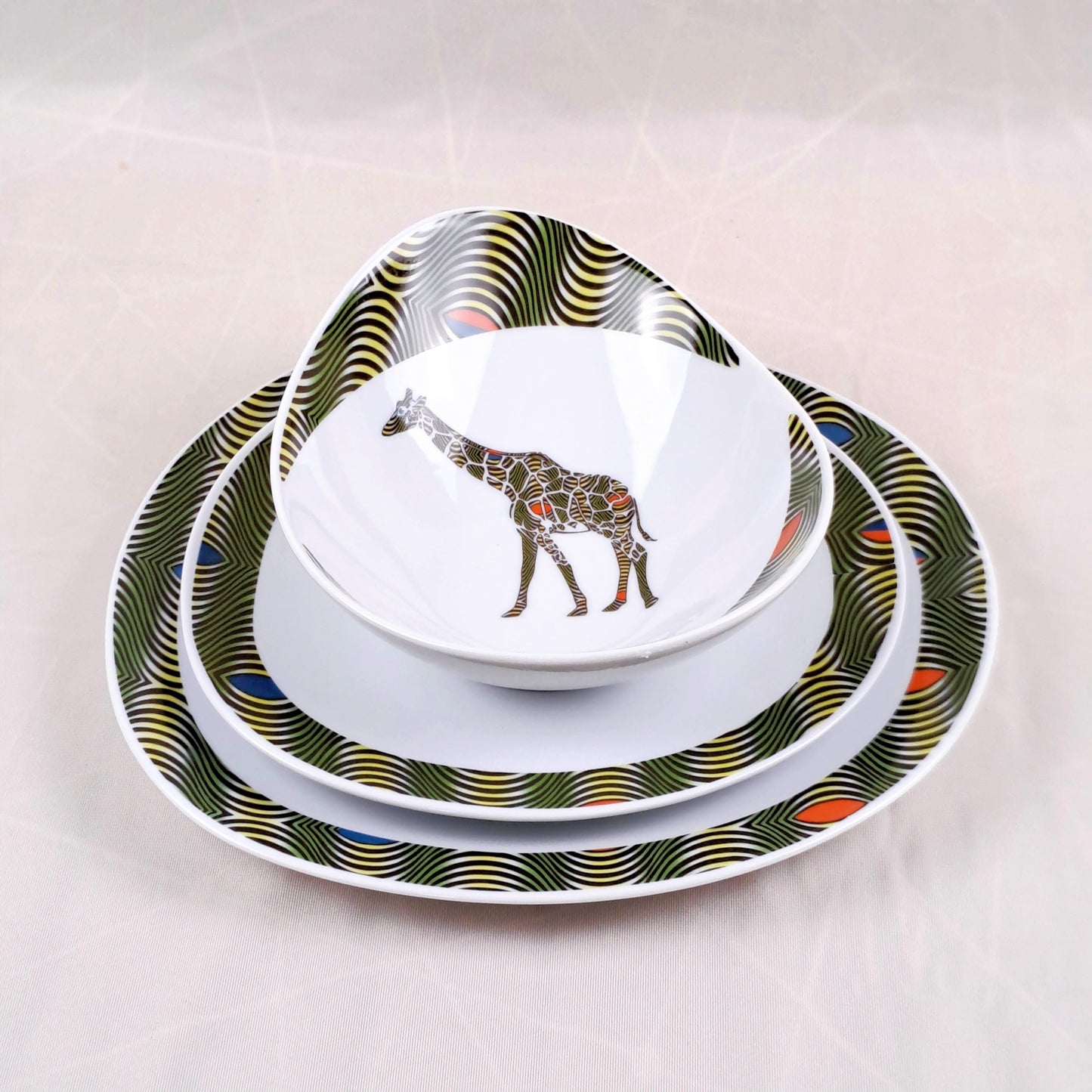 Coffret d'assiettes ovales en porcelaine fine Française fabriquées à la demande avec motif anneau WAX "Oeil de ma rivale" dans coffret de 6 assiettes