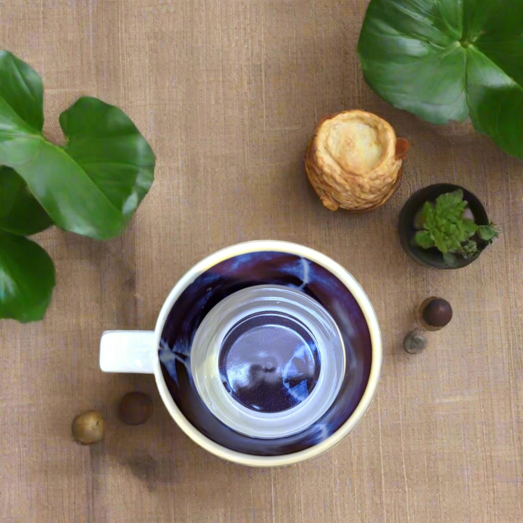 Mug grenaillé à l'extérieur en porcelaine fine Française fabriqué à la demande, motif ethnique d'Afrique bleu "Indigo" à l'intérieur
