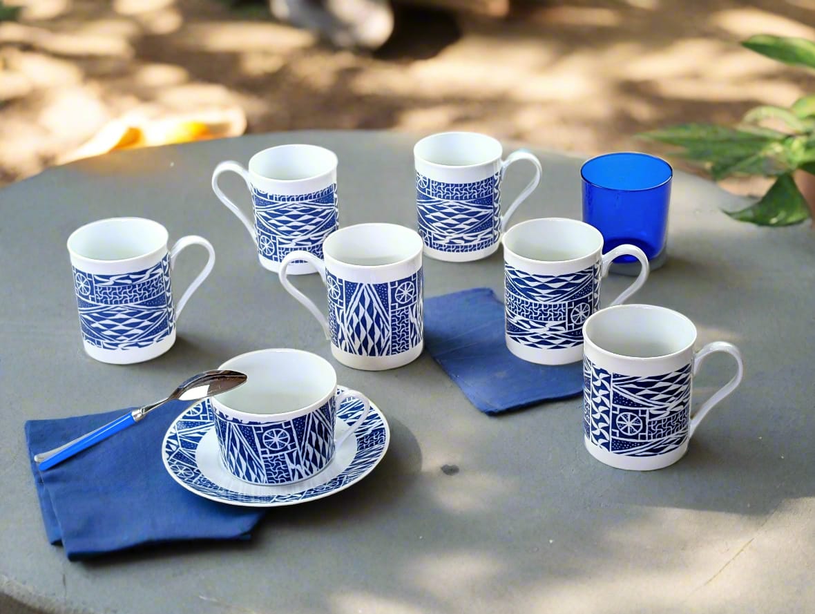 Mug en porcelaine fine Française fabriqué à la demande, motif d'Afrique, camerounais extérieur bleu "Ndop"