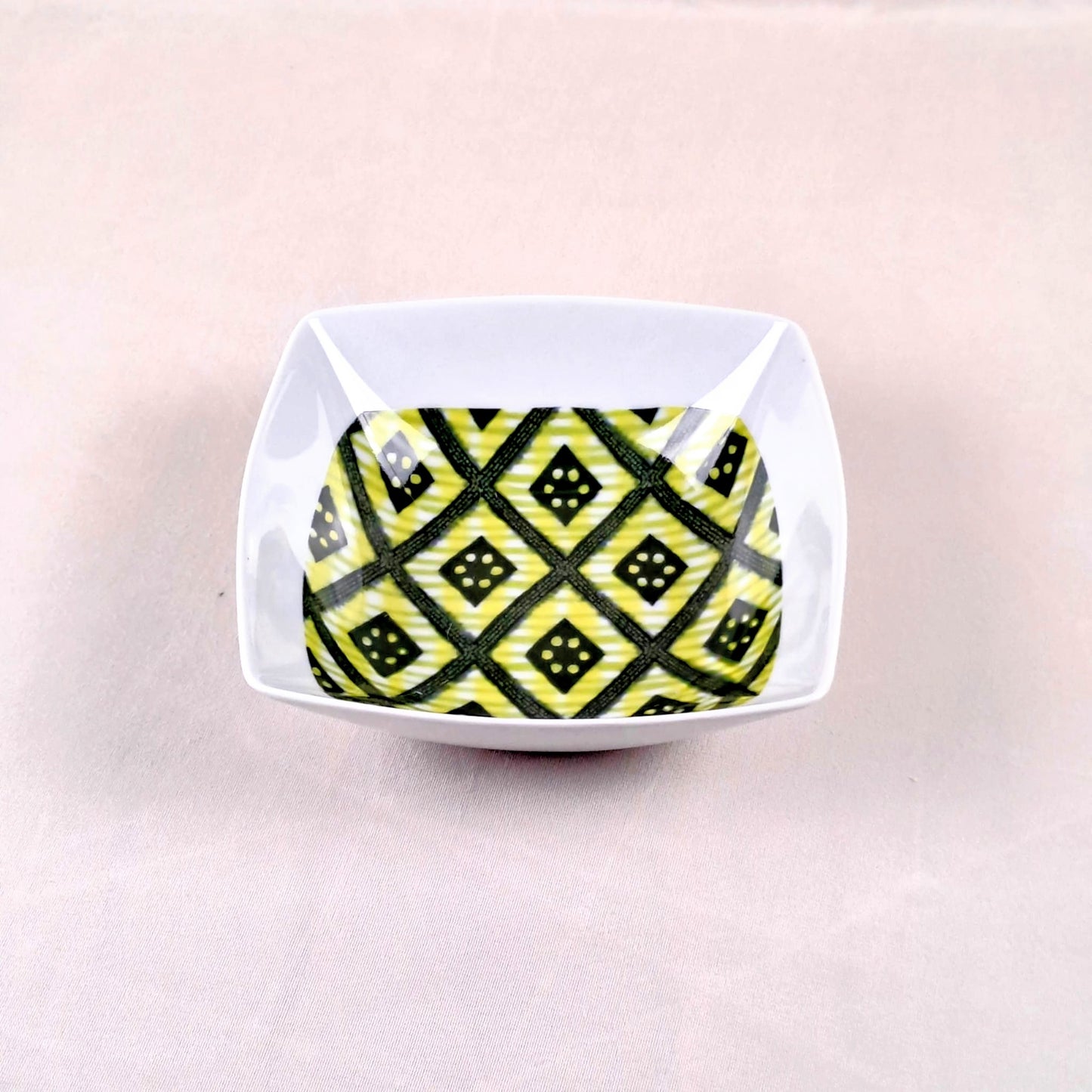 Coffret d'assiettes carrées en porcelaine fine Française fabriquées à la demande avec motif bande yoruba d'Afrique "Ibukunoluwa"   dans coffret cadeau de 6 assiettes.