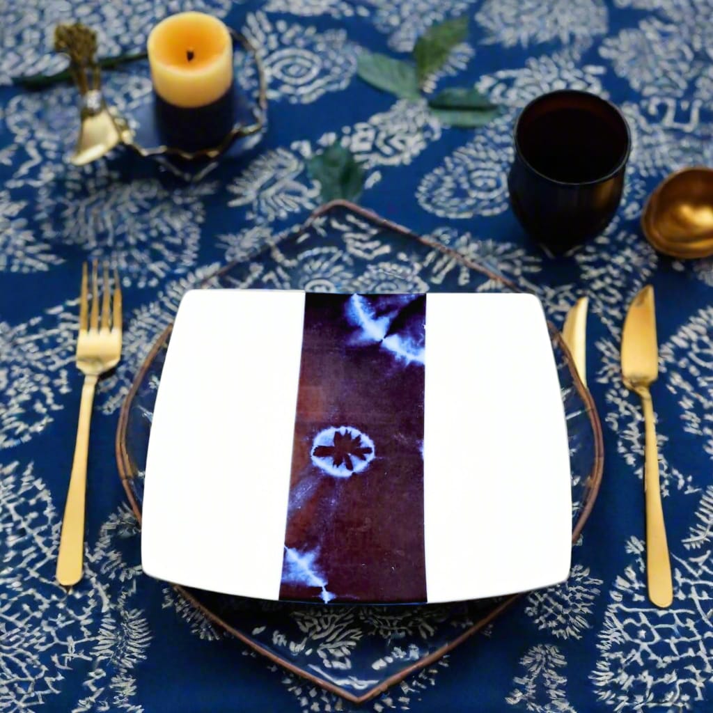 Coffret d'assiettes carrées en porcelaine fine Française fabriquées à la demande avec motif bande ethnique d'Afrique "Indigo bleu et noir" , présenté dans un coffret de 6 assiettes.
