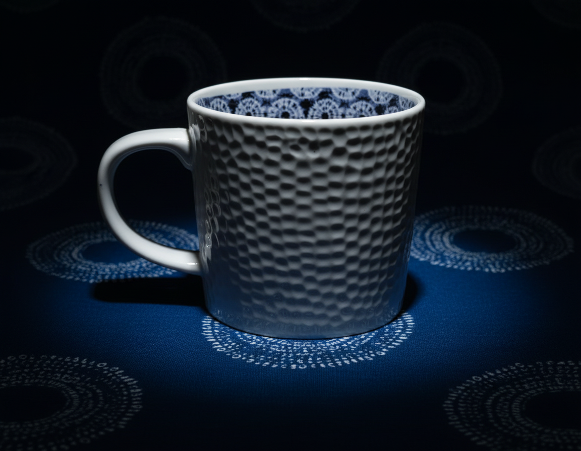 Mug en porcelaine fine Française grenaillé à l'extérieur, motif  d'Afrique "petits soleils indigo" bleu à l'intérieur