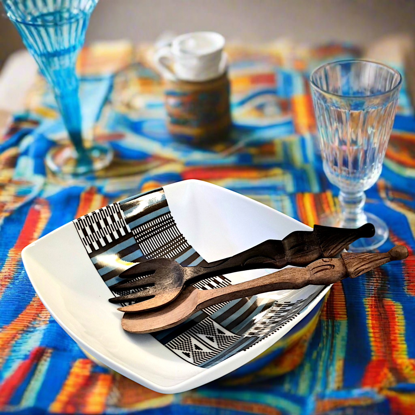 Saladier en porcelaine fine Française fabriqué à la demande motif bande Ethnique d'Afrique "Kanta" bleu du Niger dans coffret