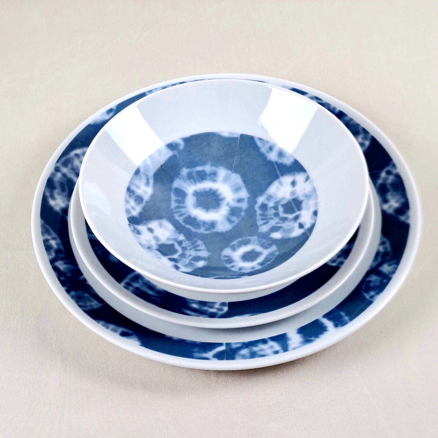 Coffret d'assiettes rondes en porcelaine fine Française fabriquées à la demande avec motif anneaux larges ethnique d'Afrique "Indigo" bleu dans coffret de 6 assiettes