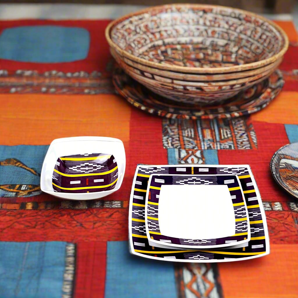 Coffret d'assiettes carrées en porcelaine fine Française fabriquées à la demande avec motif bande Ethnique d'Afrique "Baoulé" de Côte d'Ivoire dans coffret de 6 assiettes