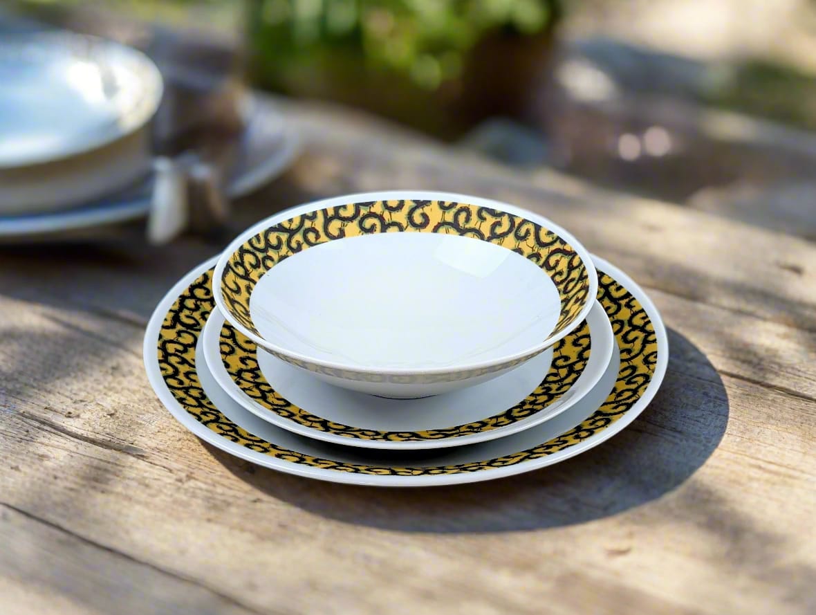 Coffret d'assiettes rondes en porcelaine fine Française fabriquées à la demande avec motif anneaux fins WAX d'afrique "Macaroni ou Conseiller" jaune dans coffret de 6 assiettes.