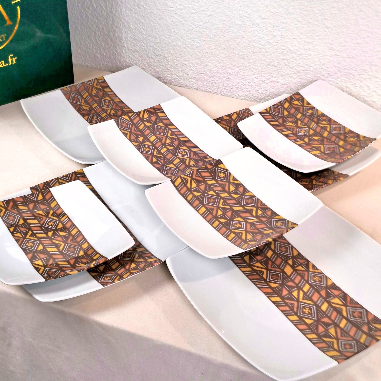Coffret d'assiettes carrées en porcelaine fine Française fabriquées à la demande avec  motif bande Ethnique d'Afrique "Bogolan" dans coffret de 6
