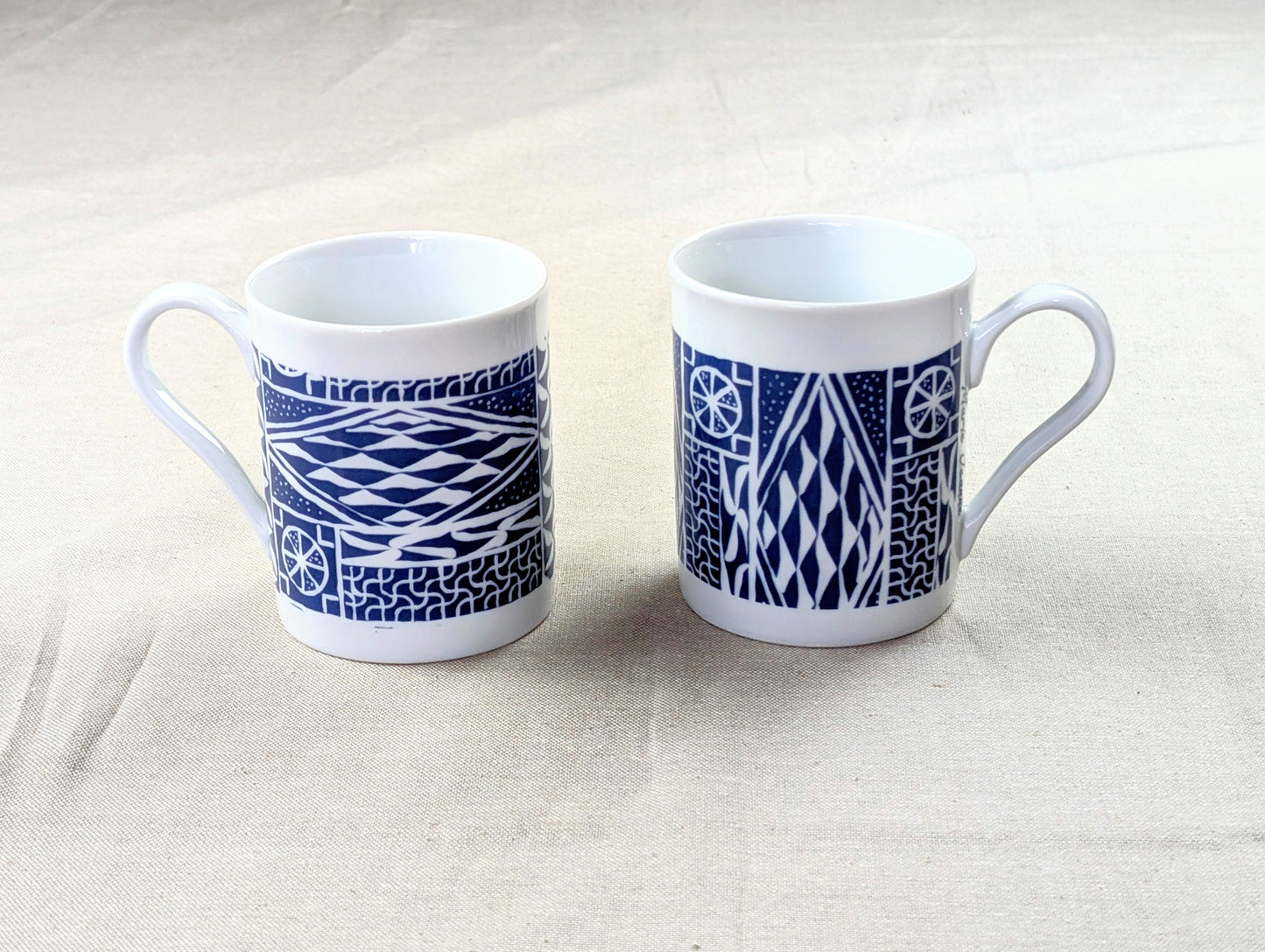 Mug en porcelaine fine Française fabriqué à la demande, motif d'Afrique, camerounais extérieur bleu "Ndop"